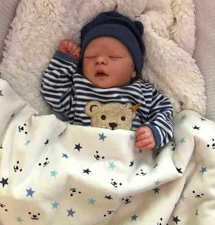 NyfodtGuttegjenfodtDukke Newborn Reborn Doll - 17-Inch Lifelike Toddler with 3D Skin Tone